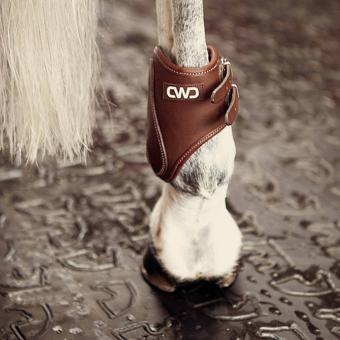 Offene Streichkappen mit Schnallen